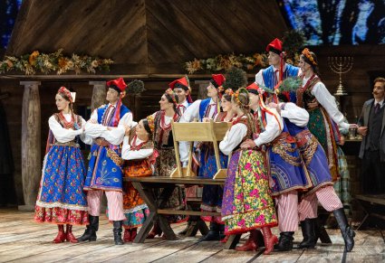 Grupa Artystów w kostiumach krakowskich przy kołysce