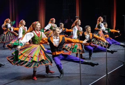 Pary Artystów w kostiumach sannickich w trakcie wykonywania choreografii tanecznej