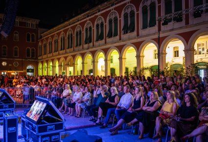Publiczność oglądająca koncert