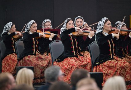 Zbliżenie na skrzypaczki w kostiumach wilanowskich