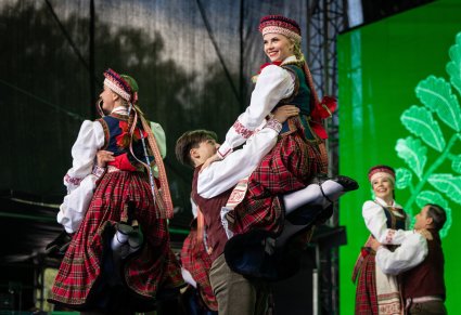 Artyści Baletu w kostiumach litewskich wykonujący litewski regionalny taniec