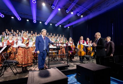 Na pierwszym planie Dyrygent wraz z Orkiestrą w kostiumach wilanowskich i Chórem w kostiumach łowickich