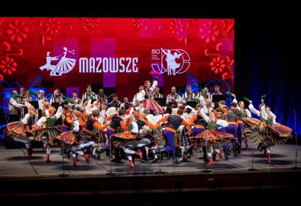 Tancerze "Mazowsza" i baletu JOC w finałowym układzie na scenie