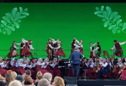 Artyści Baletu w kostiumach litewskich wykonujący litewski regionalny taniec