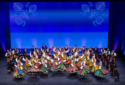Na scenie Artyści w kostiumach ludowych podczas wykonywania finałowej choreografii