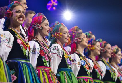 Zbliżenie na Artystów Chóru w kostiumach łowickich