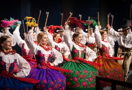 Zbliżenie na grupę Artystów w kostiumach podhalańskich w trakcie wykonywania góralskiej choreografii