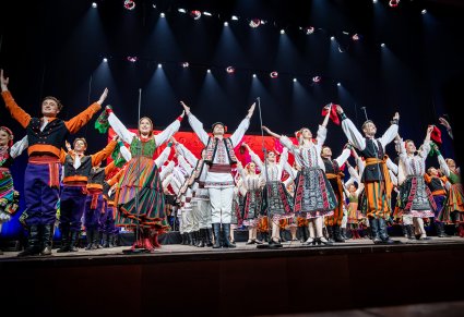 Tancerze "Mazowsza" i baletu JOC w ukłonach na scenie