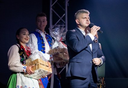 Zbliżenie na Urzędnika, który przemawia do mikrofonu