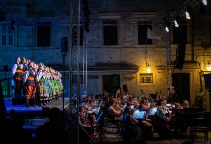 Ujęcie z boku na Artystów z chóru i Orkiestrę z widocznym Dyrektorem Jackiem Bonieckim