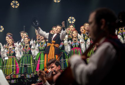 Zbliżenie na Solistę w kostiumie łowickim wykonującego utwór "Furman"