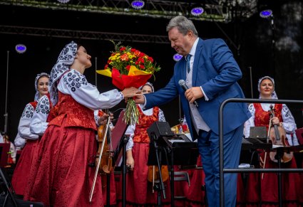 Muzyczka z Orkiestry wręcza Dyrektorowi Jackowi Bonieckiemu kwiaty