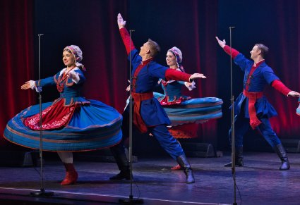 Pary Artystów w kostiumach kujawskich w trakcie wykonywania choreografii tanecznej
