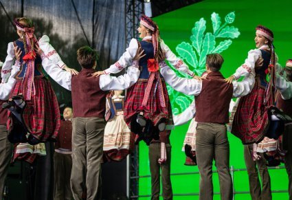 Artyści Baletu w kostiumach litewskich wykonujący litewski regionalny taniec