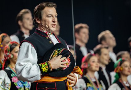 Zbliżenie na Solistę Chóru w kostiumie łowickim wykonującego utwór "Furman"
