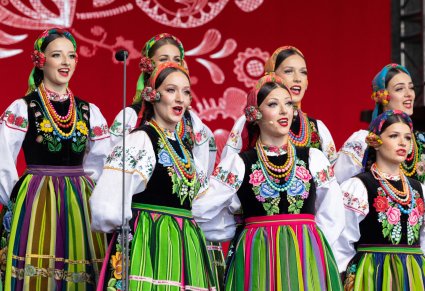 Zbliżenie na Solisty Chóru w kostiumach łowickich, wykonujące utwór "Dwa serduszka"