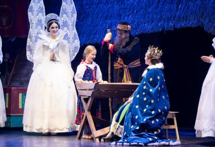 Mała Artystka w kostiumie podhalańskim śpiewa Jezuskowi kolędę