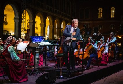 Dyrektor Jacek Boniecki podczas przemowy a w tle orkiestra