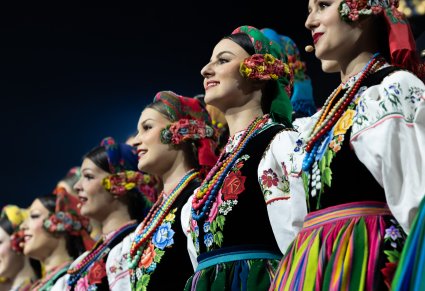 Zbliżenie na Artystki Chóru w kostiumach łowickich