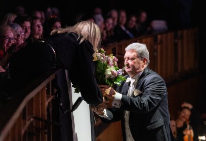 Dyrektor zespołu otrzymujący kwiaty