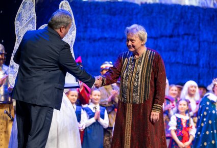 Dyrektor zespołu "Mazowsze" dziękujący Artyście, który odgrywał rolę Heroda