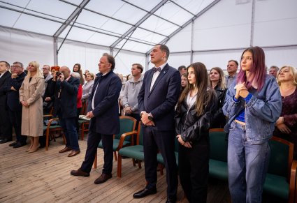 Goście i organizatorzy koncertu, w pierwszym rzędzie podczas braw