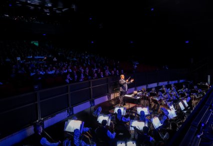 Widok na maestro Jacka Bonieckiego, Artystów Orkiestry i część widowni