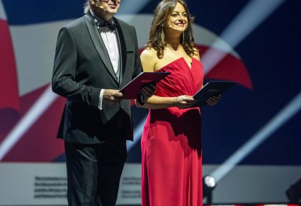 Na scenie Prowadząca i Prowadzący koncert