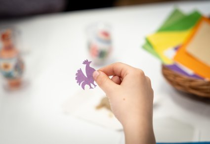 Zbliżenie na wycinankę wykonaną w trakcie warsztatów rękodzielniczych w Pałacu w Karolinie