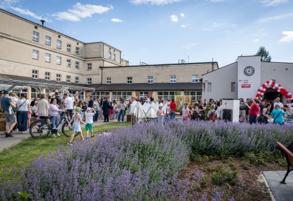 Widok na teren i gości V Pikniku Rodzinnego "Ato Polska właśnie!" w Brwinowie