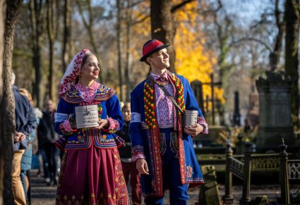 Para Artystów w kostiumach podegrodzkich w rękach trzymają puszki na 51 Kweście, Stare Powązki