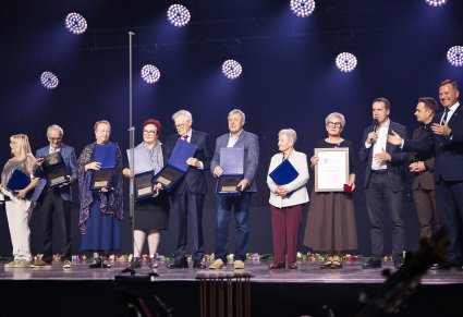 Na scenie wyróżnieni lokalni działacze z gminy Białobrzegi