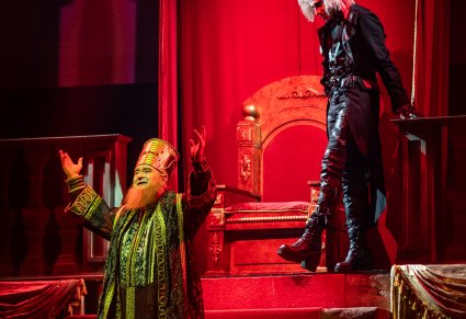 Zbliżenie na postać Heroda i postać Szatana