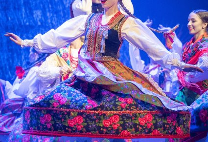 Artystka w kostiumie krakowskim podczas wykonywania choreografii tanecznej