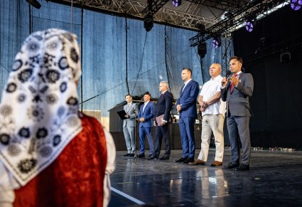 Na scenie specjalni Goście i Organizatorzy koncertu w Łomiankach