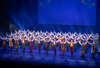 Na scenie Artyści w kostiumach opoczyńskich w trakcie wykonywania choreografii tanecznej