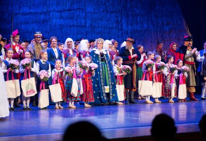Na scenie Artyści w kostiumach z widowiska "Betlejem Polskie"