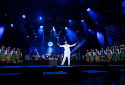 Na środku sceny wokalista zespołu Pectus, po bokach sceny Artyści chóru w łowickich kostiumach, na tyłach sceny Orkiestra w kostiumach wilanowskich pod dyrekcją Jacka Bonieckiego