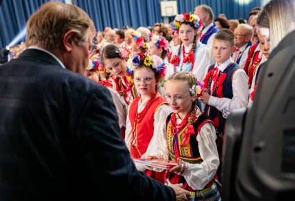Grupa Małych Karniewiaków otrzymująca książki o Tadziu i Mirze