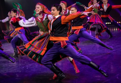 Zbliżenie na pary Artystów w kostiumach sannickich w trakcie wykonywania choreografii tanecznej