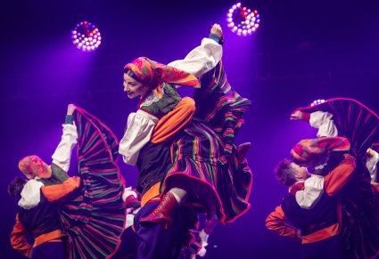 Zbliżenie na 3 pary Artystów baletu w kostiumach sannickich w trakcie wykonywania choreografii tanecznej