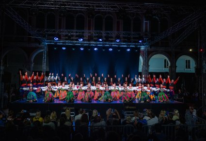 Artyści na scenie w choreografii tanecznej w kostiumach ludowych