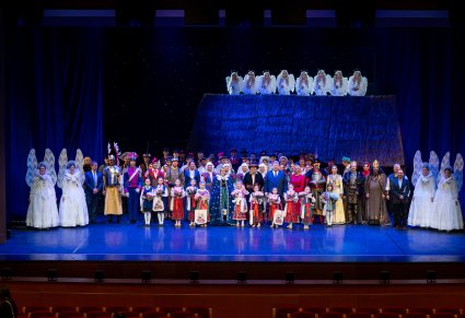 Na scenie Dyrektor zespołu "Mazowsze" wraz z Artystami grającymi w widowisku "Betlejem Polskie"