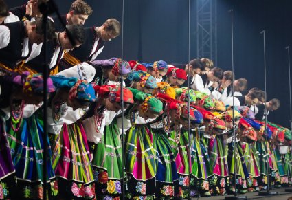Artyści Chóru w kostiumach łowickich podczas ukłonu