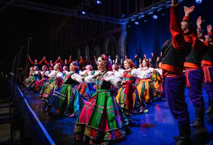 Artyści na scenie w choreografii tanecznej w kostiumach sannickich