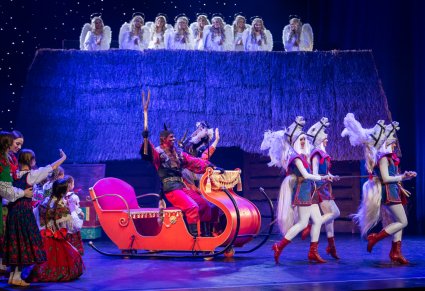 Sanie ciągnięte są przez 4 postacie koni, w saniach siedzi postać diabła ludowego i turonia, machają do nich Artyści ubrani w kostiumy góralskie. Na dachu szopki siedzą Anioły dachowe.