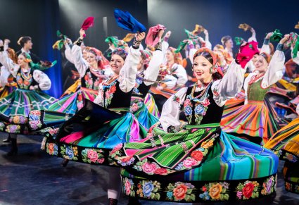 Zbliżenie na Artystki w kostiumach ludowych podczas wykonywania choreografii tanecznej