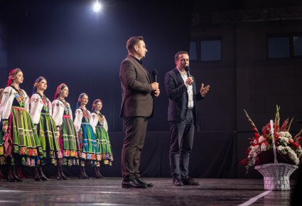Władze miasta na scenie wraz z widoczną częścią Artystów w kostiumach łowickich