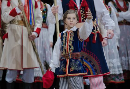 Zbliżenie na chłopca w kostiumie krakowskim
