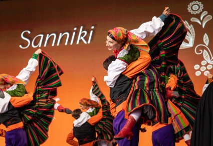 Zbliżenie na pary Artystów w kostiumach sannickich podczas wykonywania imponującej choreografii tanecznej